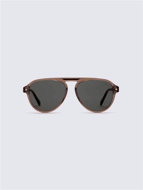 pilot shape sunglasses.